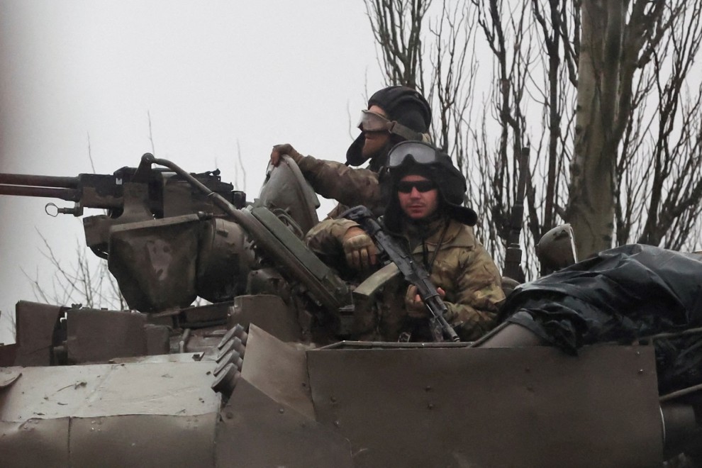 Los tanques ucranianos se mueven hacia la ciudad, después de que el presidente Vladimir Putin de Rusia autorizó una operación militar en el este de Ucrania, en Mariupol.