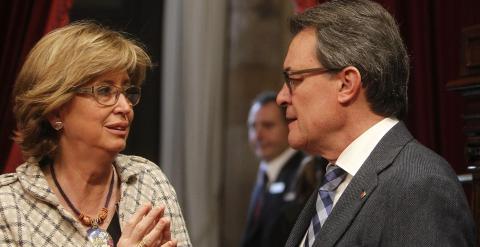 El presidente de la Generalitat, Artur Mas, charla con la consellera de Enseñanza, Irene Rigau./ EFE/Marta Pérez