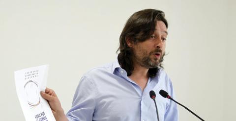 El secretario de Relaciones con la Sociedad civil de Podemos, Rafael Mayoral, durante la rueda de prensa que ha ofrecido hoy para informar de la reunión del órgano de dirección del partido. EFE/Víctor Lerena