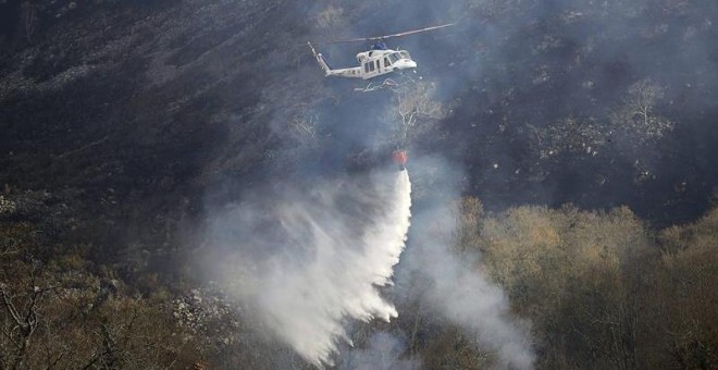 Los servicios de emergencia continúan con los trabajos de extinción en Cantabria. EFE/Pedro Puente Hoyos