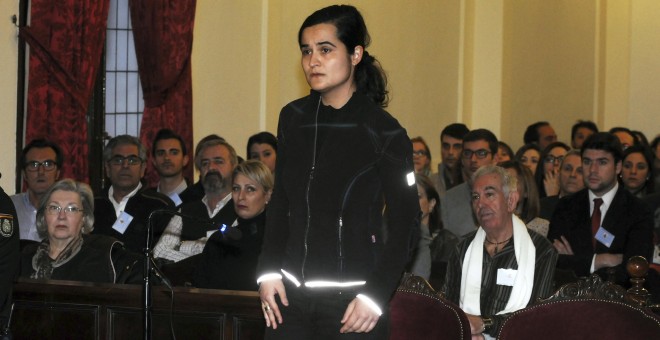 Triana Martínez, una de las tres acusadas por el crimen de la presidenta de la Diputación de León, Isabel Carrasco, durante la segunda jornada del juicio que se celebra en la Audiencia Nacional de León. EFE/J. Casares