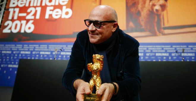 El director italiano Gianfranco Rosi posa con el Oso de Oro de la Berlinale. /REUTERS
