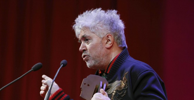 El director Pedro Almodóvar pronuncia unas palabras antes de entregar el premio a toda una vida a la actriz Marisa Paredes.- EFE