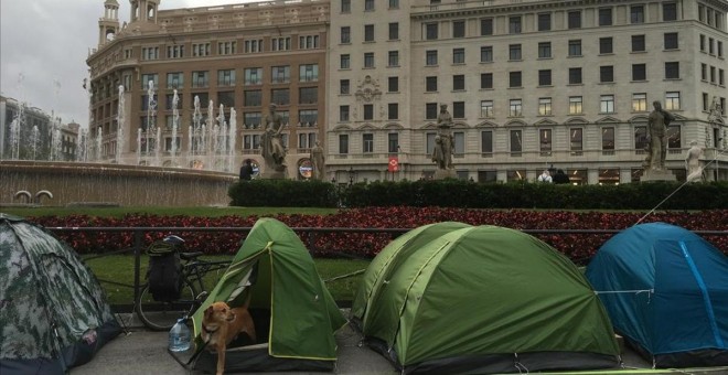 Acampada de indignados en la plaza de Catalunya. EL PERIÓDICO/Vicenç Forner