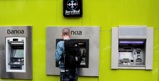 Un hombre utiliza un cajero automático de Bankia en una oficina en Madrid. REUTERS/Andrea Comas