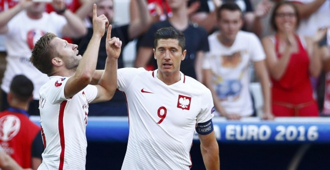 Robert Lewandowski celebra el gol de Jakub Blaszczykowski contra Ucrania. /REUTERS