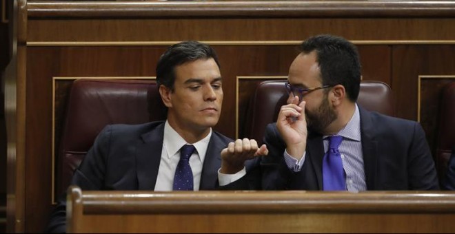 El secretario general del PSOE, Pedro Sánchez, en su escaño junto al diputado Antonio Hernando. - EFE