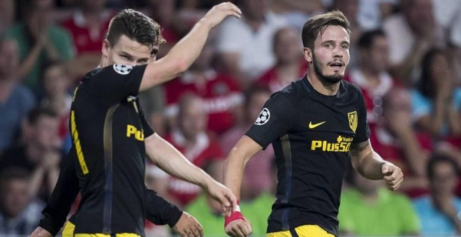 Gameiro y Saúl, durante el partido contra el PSV. EFE/JOEP LEENEN