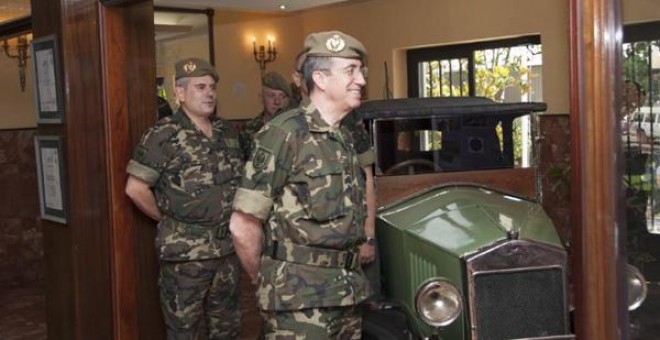 El Jefe del Estado Mayor del Ejército, el general de ejército Jaime Domínguez Buj, en el centro de la imagen, acompañado a su izquierda por José Luis Goberna, ascendido a general de división José Luis Goberna. ET