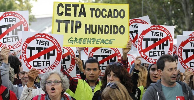 Imagen de la manifestación contra los acuerdos de libre comercio con Canadá (CETA) y EEUU (TTIP) el pasado fin de semana en Madrid. EFE/Víctor Lerena