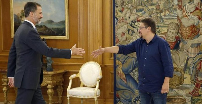 El rey Felipe recibe al portavoz de En Común Podem, Xavier Domènech (d), hoy en el Palacio de la Zarzuela. /EFE