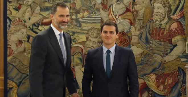 El rey Felipe recibe al líder de Ciudadanos, Albert Rivera (d), hoy en el Palacio de la Zarzuela. /EFE