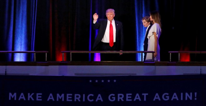 El elegido presidente de los EEUU, Donald Trump, con su hijo Barron y su esposa Melania saluda a sus simpatizantes en Manhattan tras confirmarse su victoria en las elecciones. REUTERS/Brendan McDermid