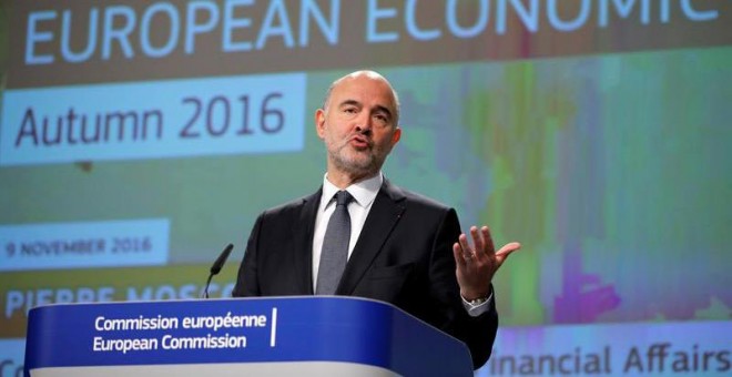 El comisario europeo de Asuntos Económicos y Financieros, Pierre Moscovici, da una rueda de prensa para presentar las previsiones económicas de otoño para la eurozona en Bruselas. / OLIVIER HOSLET (EFE)