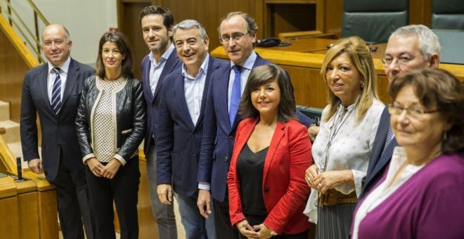 Foto de archivo de Alfonso Alonso y los parlamentarios del PP vasco, en el Parlamento autonómico. / EFE