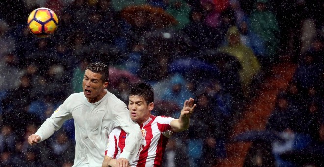 Cristiano Ronaldo pugna con Jorge Mere por un balón en el duelo entre el Real Madrid y el Sporting de Gijón. REUTERS/Susana Vera