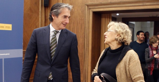 El ministro de Fomento, Íñigo Gómez de la Serna, junto a la alcaldesa de Madrid, Manuela Carmena, a su llegada a la rueda de prensa conjunta que han ofrecido tras la reunión que han mantenido sobre el futuro de la operación urbanística en Chamartín. EFE/V