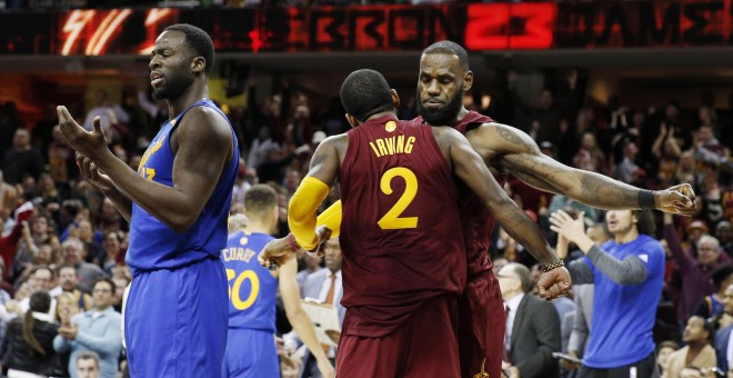 Irving y LeBron James celebran la victoria ante los Warriors./REUTERS