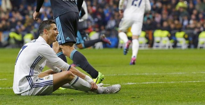 El delantero portugués del Real Madrid, Cristiano Ronaldo, durante el encuentro correspondiente a la jornada 20 de primera división, que han disputado esta noche frente a la Real Sociedad en el estadio Santiago Bernabéu, en Madrid. EFE / J. P. Gandul