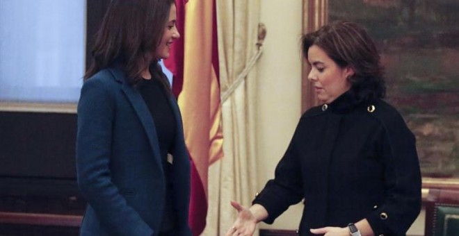 La vicepresidenta del Gobierno, Soraya Sáenz de Santamaría  y la líder de Ciudadanos en Catalunya, Inés Arrimadas, al inicio de la reunión que han mantenido en la zona de Gobierno del Congreso de los Diputados, en Madrid. EFE/Javier Lizón