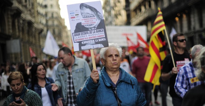Un pensionista en una manifestación en Barcelona. AFP/Josep Lago