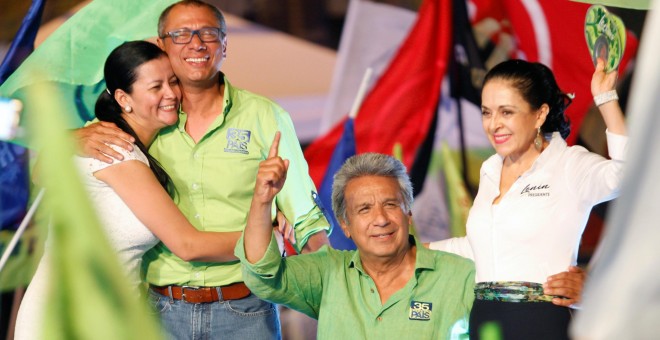 Lenin Moreno, el candidato a la presidencia, en el cierre de campaña en Guayaquil, ciudad que podría ser clave en el resultado de las elecciones del domingo. REUTERS/Guillermo Granja
