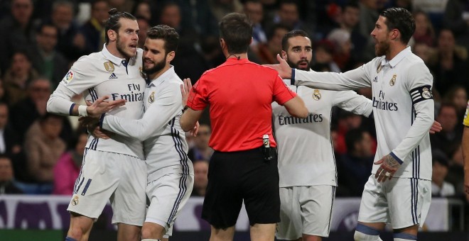 Nacho sujeta a Bale tras ser expulsado. - REUTERS