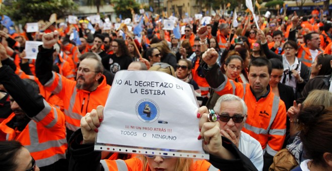 Concentración en la Plaza Alta de Algeciras (Cádiz) en apoyo a los estibadores sobre la reforma de este sector. EFE/A.Carrasco Ragel