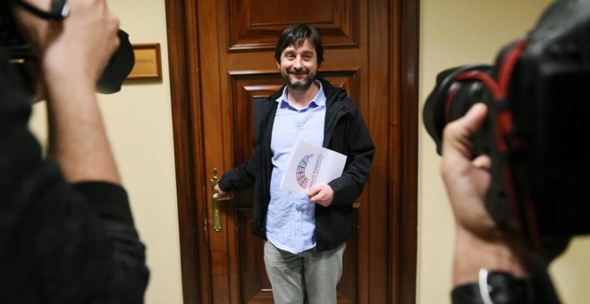 El responsable de Sociedad Civil de Podemos, Rafael Mayoral, ha registrado en el Congreso una petición de comparecencia del ministro del Interior, Juan Ignacio Zoido, ante la Comisión de Interior para que aclare si la llamada 'brigada política' de la Poli