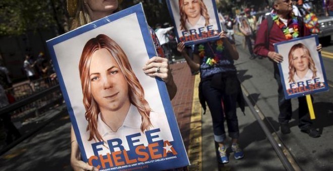 Manifestación pidiendo la liberación de la 'whistleblower' de Wikileaks Chelsea Manning, en la marcha del Orgullo gay en San Francisco, California. REUTERS/Elijah Nouvelage