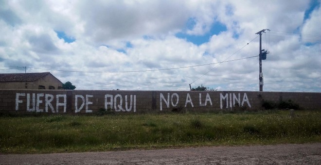 Una pintada contra la mina entre Retortillo y Viallavieja del Yeltes. LUCÍA VILLA