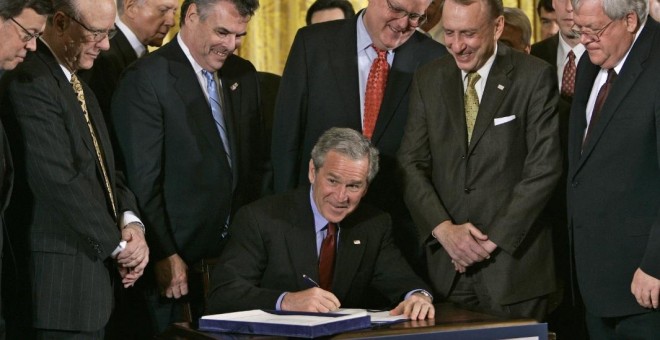 El entonces presidente de los Estados Unidos, George W. Bush, firma la renovación de la Patriot Act en 2006, un día antes de que 16 medidas principales de la ley expirasen. PAUL J. RICHARDS / AFP