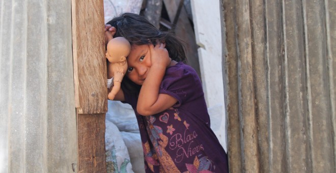 El triple estigma de mujeres, indígenas y del área rural aleja a las niñas de la escuela, perpetuando el círculo de la pobreza / Pablo L. Orosa