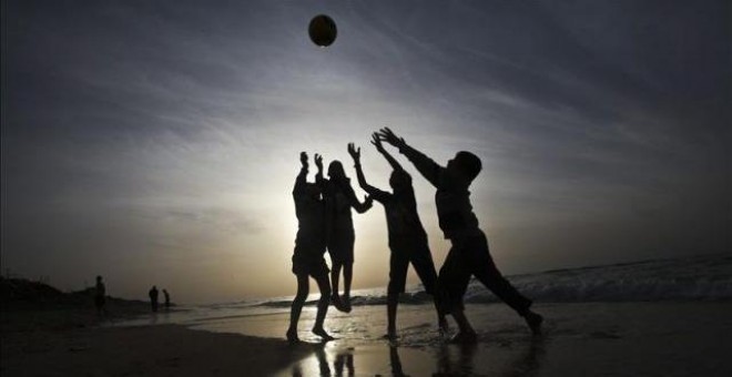 Imagen de archivo de unos niños jugando a la pelota. EFE