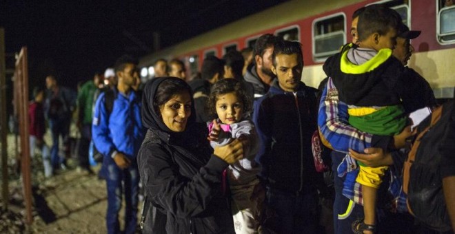 Migrantes y refugiados en una estación de Macedonia.- AFP