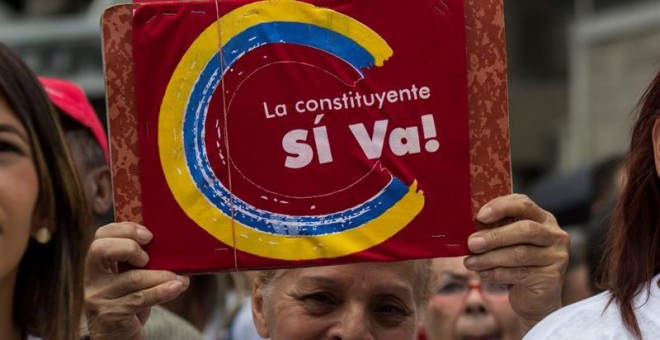 Simpatizantes del Gobierno participan en una concentración a favor de la constituyente en Caraca. EFE/Nathalie Sayago