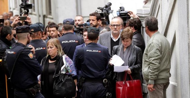 Los miembros de la Mesa del Parlament Ramona Barrufer y Anna Simó, entre otros, a su llegada a la sede del Tribunal Supremo. - EFE