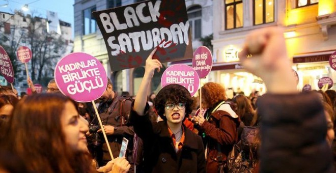 Mujeres muestran pancartas durante una manifestación para protestar con motivo del Día Internacional para la Eliminación de la Violencia contra la Mujer en Estambul, Turquía, 25 de noviembre de 2017.