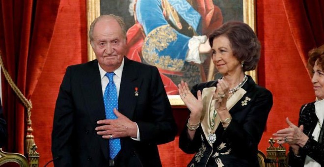 El rey Juan Carlos junto a la reina Sofía, durante el acto académico con el que la Real Academia de la Historia rinde homenaje a don Juan Carlos con motivo de su 80 aniversario. JUANJO MARTÍN (EFE)