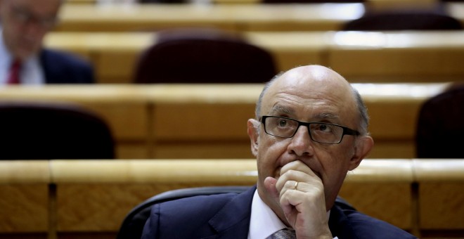 El ministro de Hacienda, Cristóbal Montoro, durante la sesión de control al Gobierno en el pleno del Senado. EFE/Kiko Huesca