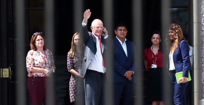 Kuczynski deja el Palacio de Gobierno tras presentar su renuncia. EFE/Ernesto Arias