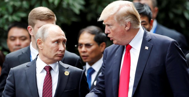 El presidente de EE UU., Donald Trump, y el presidente de Rusia, Vladimir Putin, en la cumbre de APEC en Danang, Vietnam. REUTERS