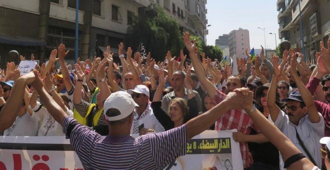 Varios miles de personas, en una manifestación el pasado viernes en la ciudad marroquí de Casablanca para pedir la liberación de los principales líderes del movimiento rifeño 'Hirak'.- EFE/JUAN VARGAS