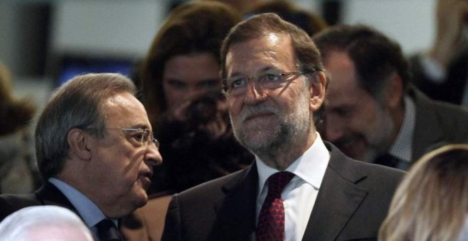 El presidente del Gobierno, Mariano Rajoy, junto al presidentes de ACS y del Real Madrid, Florentino Perez, en el palco del estadio Santiago Bernabéu. EFE/Chema Moya/Archivo