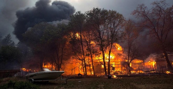 El paso del incendio por California. EFE/ Peter Dasilva