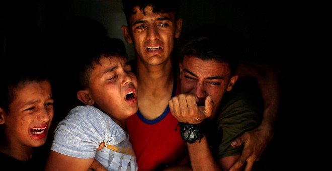 Los familiares de un palestino, que fue asesinado en la frontera entre Israel y Gaza. / REUTERS - MOHAMMED SALEM