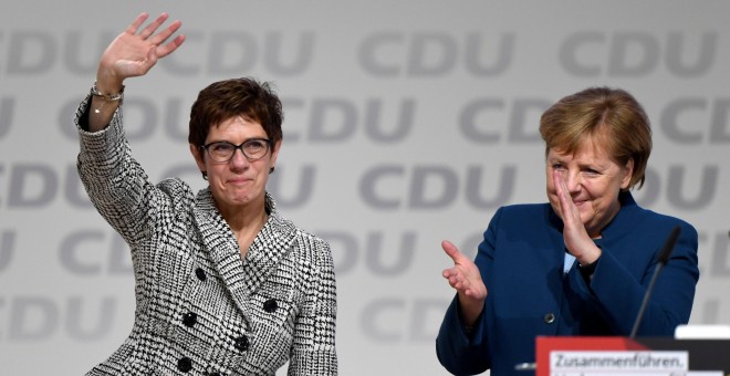 Annegret Kramp - Karrenbauer saluda a la canciller alemana, Angela Merkel, después de ser elegida como líder del partido durante el congreso del partido de la Unión Demócrata Cristiana (CDU) en Hamburgo, Alemania, el 7 de diciembre de 2018. REUTERS / Fabr