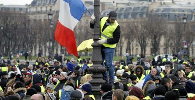 Protesta de los chalecos amarillos en París. (CHARLES PLATIAU | REUTERS)