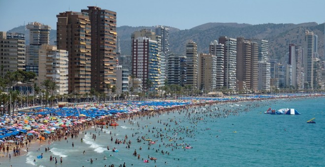 Vista de la playa de Benidorm (Alicante).. REUTERS/Heino Kalis