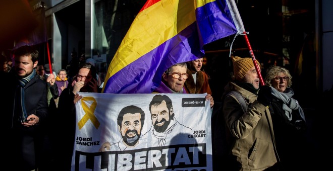 Varios colectivos se concentran en los alrededores del Tribunal Supremo de Madrid con una pancarta con las imágenes de Jordi Sánchez y Jordi Cuixart./EFE